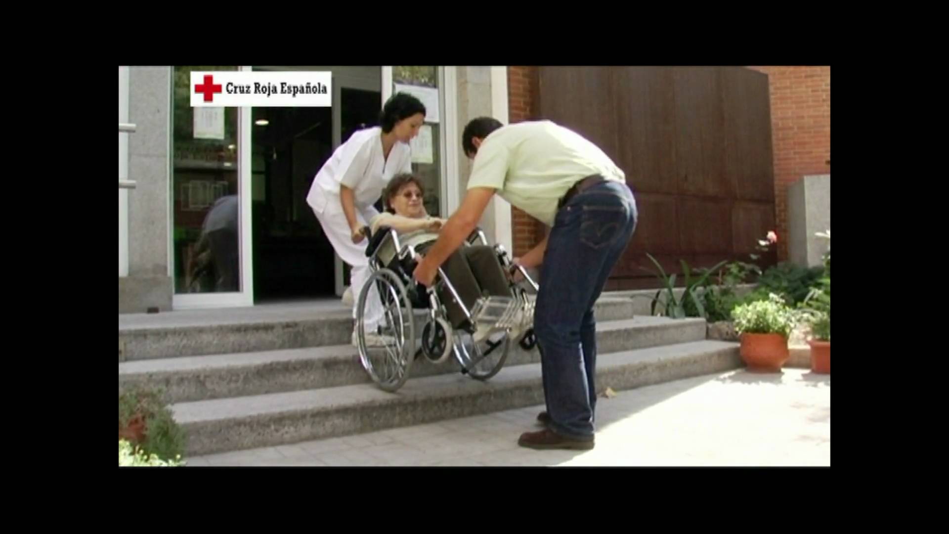 Subir y bajar escalones con una silla de ruedas » casiMedicos TV
